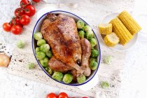 Pollo arrosto con cavoletti di Bruxelles e pannocchie di mais — Foto stock