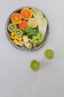Smoothies et ingrédients verts sur fond blanc — Photo de stock