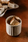 Крупним планом знімок смачного гарячого шоколаду з домашнім ванільним зефіром — стокове фото
