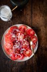 Frischer Salat mit Käse und Basilikum — Stockfoto