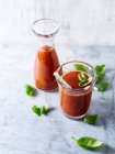 Smoothie de tomate com manjericão e salsa — Fotografia de Stock
