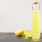 Limoncello in Flasche und Gläsern — Stockfoto