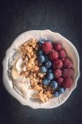 Healthy breakfast with berries and crunchy cereals — Stock Photo