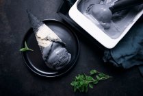 Чорне морозиво в двокольоровому конусі — стокове фото