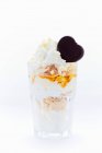 Yogur helado con pastel de vainilla, almendras, miel, chocolate y crema - foto de stock