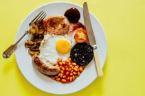 Um café da manhã inglês em um prato — Fotografia de Stock