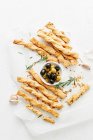 Grissini di pasta frolla con rosmarino e Parmiggiano-Reggiano — Foto stock