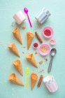 Конусы мороженого, контейнеры и брызги для мороженого — стоковое фото