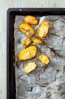 Смажена картопля з розмарином — стокове фото