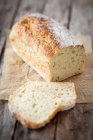 Грубий білий хліб з сушеними дріжджами на дерев'яній дошці — стокове фото