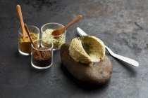 Burro di spezie fatto in casa con diversi tipi di sale in bicchieri — Foto stock