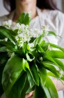 Un gros bouquet d'ail sauvage fraîchement cueilli — Photo de stock