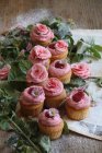 Flowery cupcakes close-up view — Stock Photo