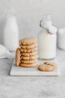 Burro biscotti stack con latte — Foto stock