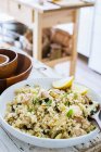 Blumenkohl-Couscous mit Hühnchen, gegrillten Zucchini und Minze — Stockfoto