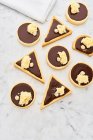 Tortas de chocolate em forma de círculo e triângulo — Fotografia de Stock