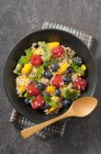 Quinoa con frutta fresca — Foto stock