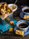 Булки из мюсли и пахты с кофе — стоковое фото