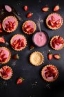Tartes de biscoito com iogurte, geleia de morango e morangos frescos — Fotografia de Stock