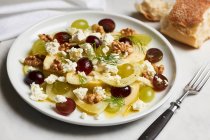 Салат з фенхелем, грушами, виноградом, волоськими горіхами та овечим сиром — стокове фото