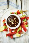 Kebabs de frutas com molho de chocolate — Fotografia de Stock