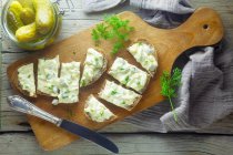 Хлеб с яичным салатом и огурцами — стоковое фото