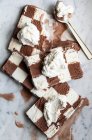 Vanille- und Schokoladenschachbretteis — Stockfoto