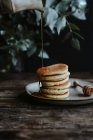 Mini American pancakes with maple syrup — Stock Photo
