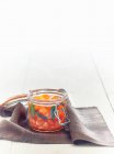 Peperoni arancioni fermentati con foglie di alloro — Foto stock