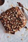 Brownie de chocolate con mantequilla de maní y almendras - foto de stock