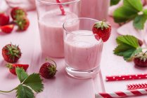 Веганський полуничний йогурт трясеться — стокове фото