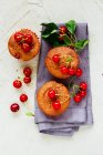 Hausgemachte Kirschmuffins mit Süßkirsche auf Betonhintergrund — Stockfoto
