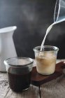 Молоко вливають у каву — стокове фото