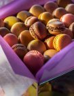 Verschiedene Macarons in einer Keksdose — Stockfoto