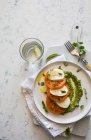 Gelber Tomaten Caprese Salat auf Pesto — Stockfoto