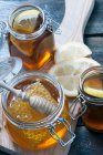 Mel orgânico com favo de mel em pote de pedreiro — Fotografia de Stock