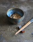 Жареные семена кунжута в миске азиатского стиля — стоковое фото