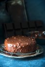 Close-up de delicioso bolo de chocolate com nozes — Fotografia de Stock