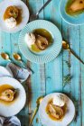 Pere tostate con gelato alla vaniglia — Foto stock