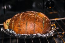 Knoblauch und Kräuterbrot im Ofen — Stockfoto