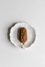 Glace au chocolat aux amandes sur un bâton, concept minimal — Photo de stock