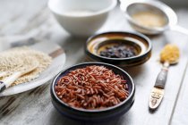 Disposizione di vari tipi di riso, quinoa e couscous — Foto stock