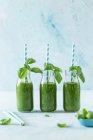 Frullato verde fresco in bicchieri, dieta disintossicante — Foto stock