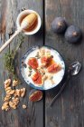 Yogur griego fresco con higos, miel y semillas - foto de stock