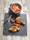 Pollo piri piri con ensalada de tomate y cebolla - foto de stock