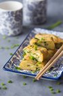 Traditionelles japanisches Omelett mit frischem Schnittlauch — Stockfoto