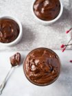 Primo piano di delizioso budino al cioccolato cremoso con cucchiaio — Foto stock