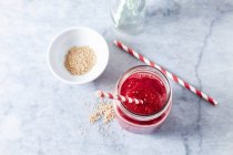 Strawberry smoothie with beetoot and sesame seeds — Stock Photo
