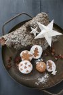 Pão de gengibre caseiro sem glúten em um prato de lata para o Natal — Fotografia de Stock