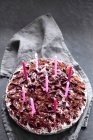 Un pastel de cumpleaños con velas - foto de stock